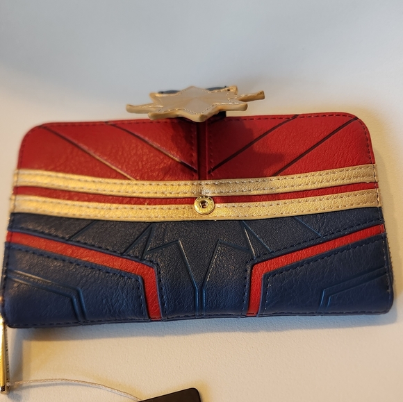 Captain Marvel Loungefly Wallet - Picture 9 of 9